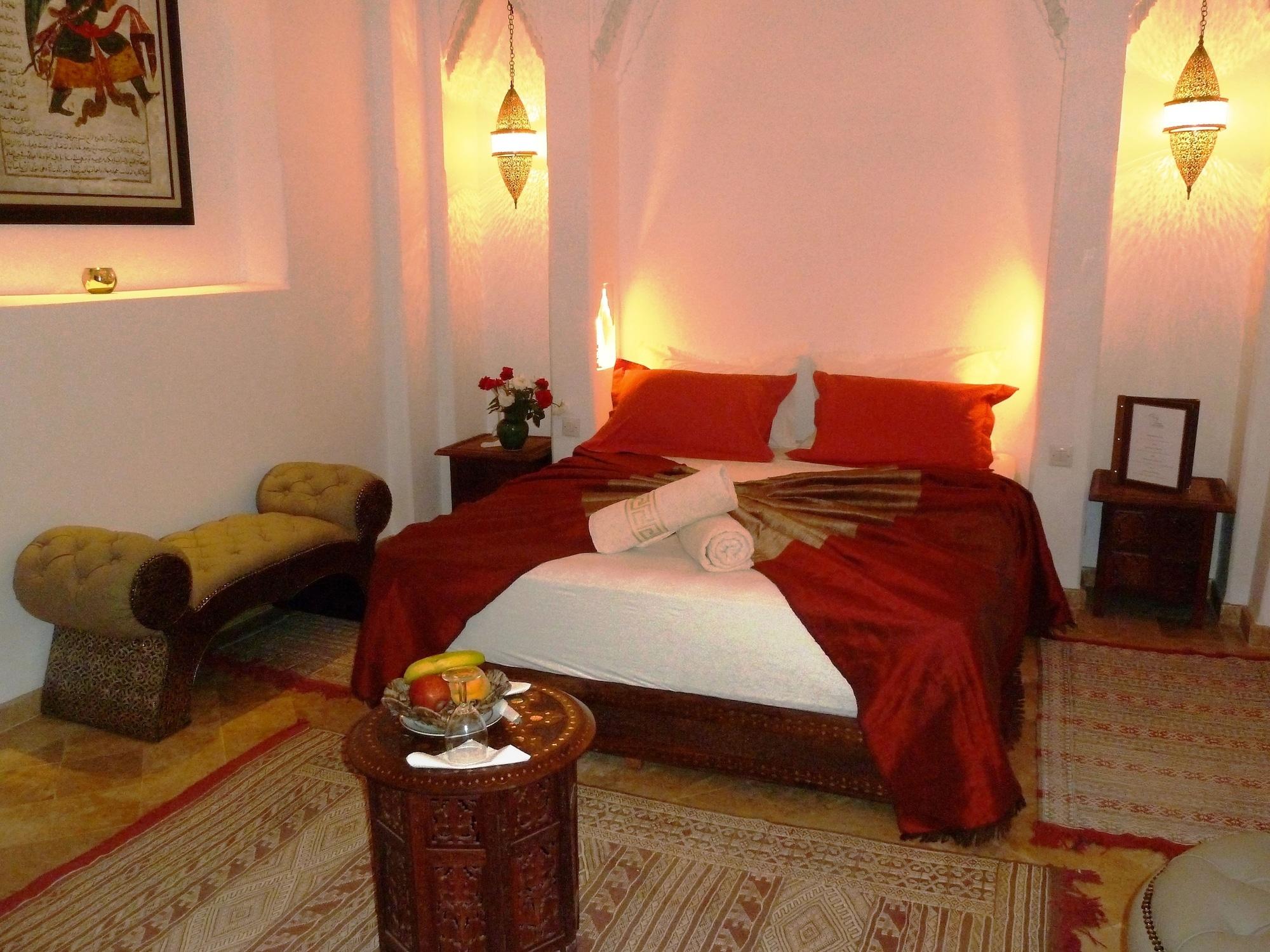 Riad Viva Marrakesh Luaran gambar A bedroom in a Moroccan riad