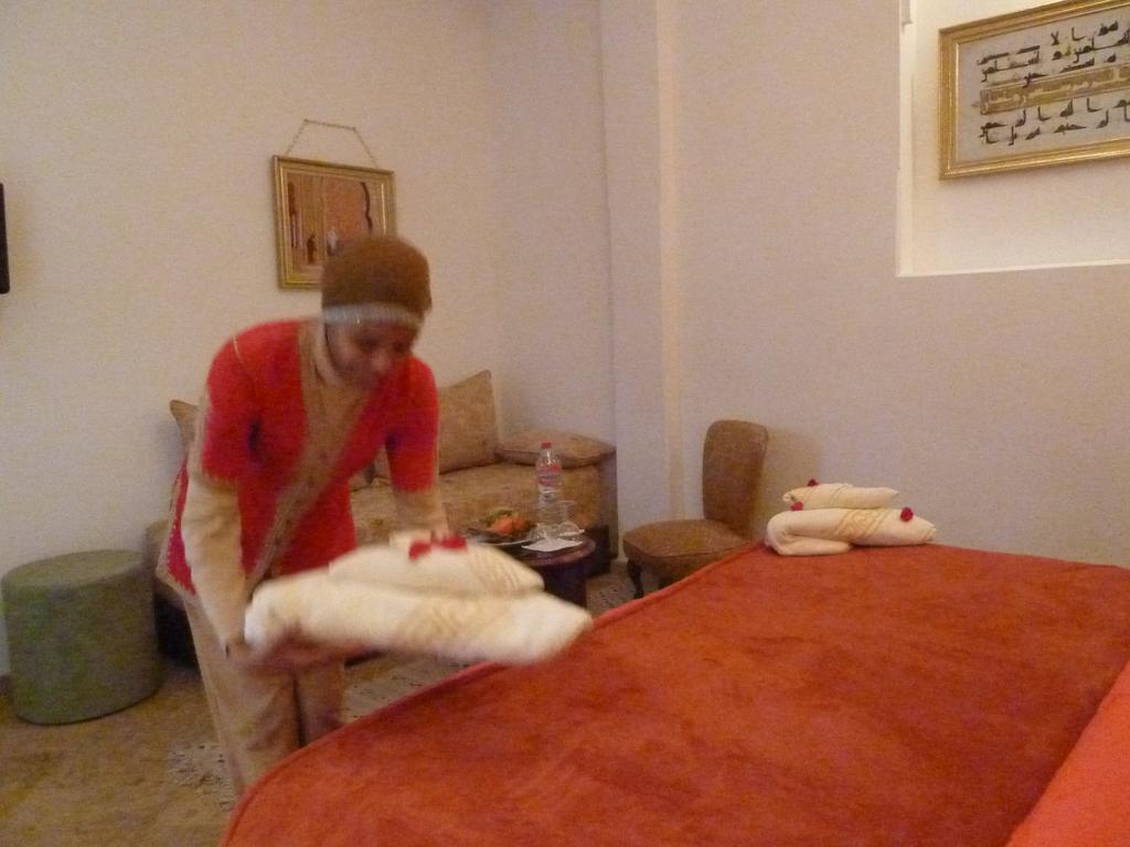Riad Viva Marrakesh Luaran gambar A chambermaid making a bed
